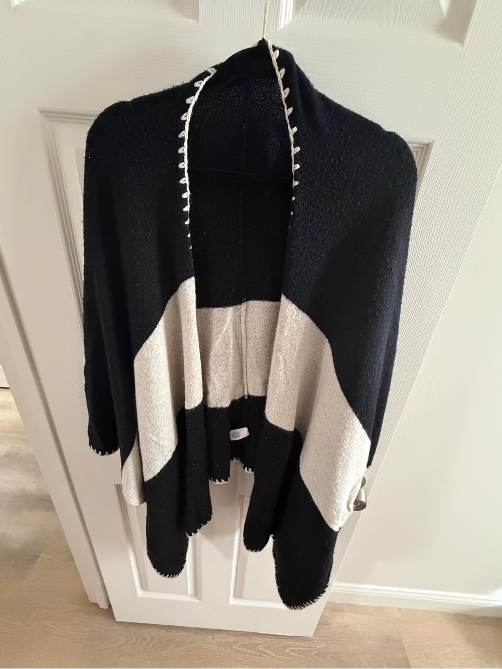 Gianni Bini Black and Cream Colorblock Open-Front Poncho